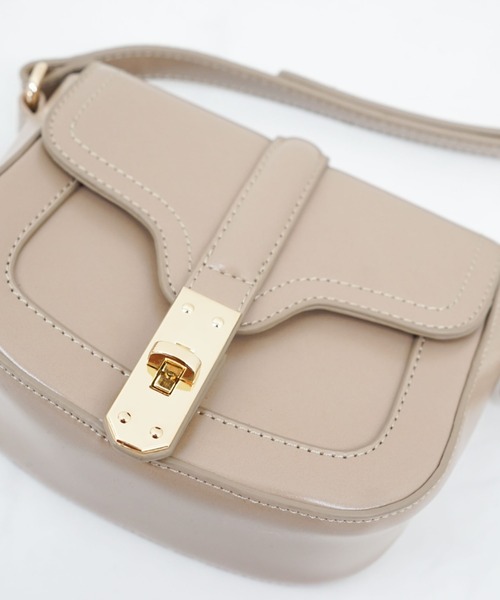 archives（アルシーヴ）の「カーブフラップミニショルダー（ショルダーバッグ・レディース・ブラック/ベージュ/ワイン・FREE）」の12枚目の写真