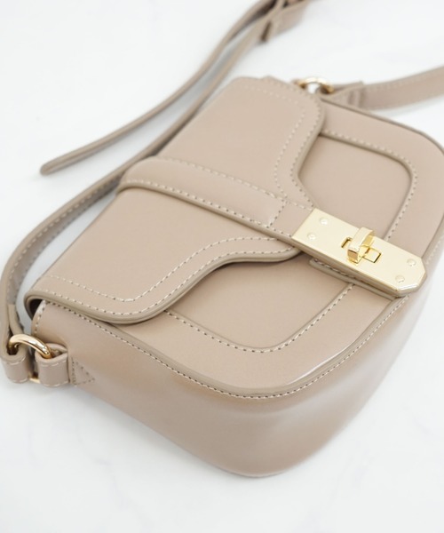 archives（アルシーヴ）の「カーブフラップミニショルダー（ショルダーバッグ・レディース・ブラック/ベージュ/ワイン・FREE）」の13枚目の写真