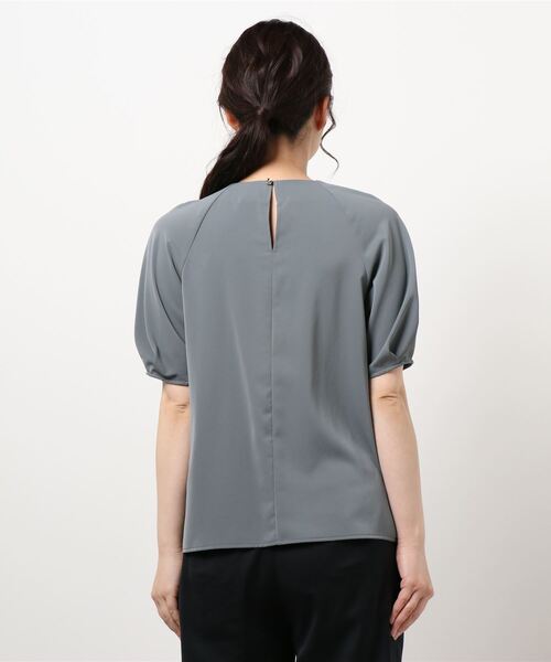 MEW'S REFINED CLOTHES（ミューズリファインドクローズ）の「シェリーサテンギャザーブラウス（シャツ/ブラウス・レディース・グレー系その他/グリーン系その他/ベージュ・MEDIUM）」の4枚目の写真