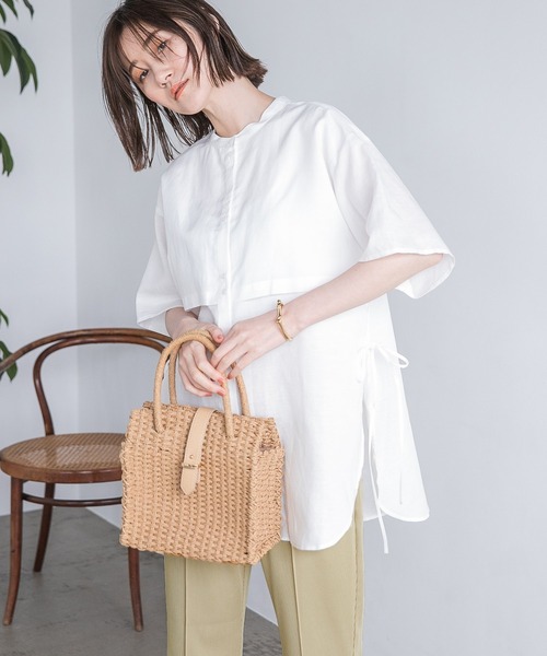 A part by（アパートバイ）の「TeLiサイドスリットシャツ半袖　 952806（シャツ/ブラウス・レディース・ブラック/オフホワイト/グリーン系その他5/オレンジ系その他4・FREE）」の2枚目の写真