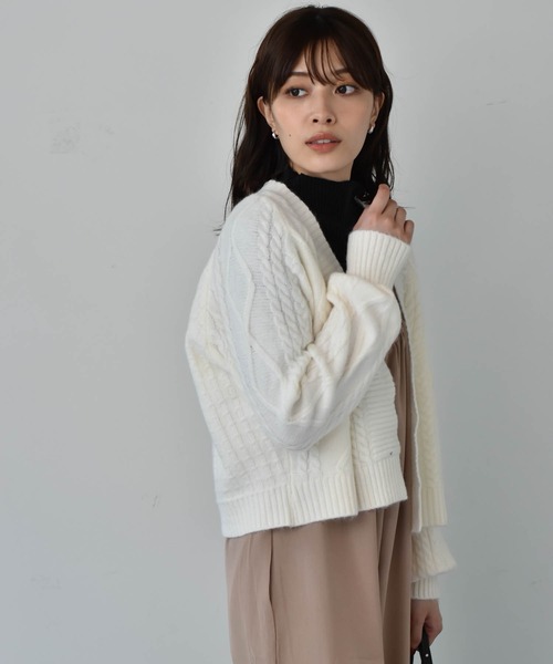 Cheri（シェリ）の「ショート丈ケーブルニットカーディガン（カーディガン/ボレロ・レディース・ベージュ/ブルー・FREE）」の3枚目の写真