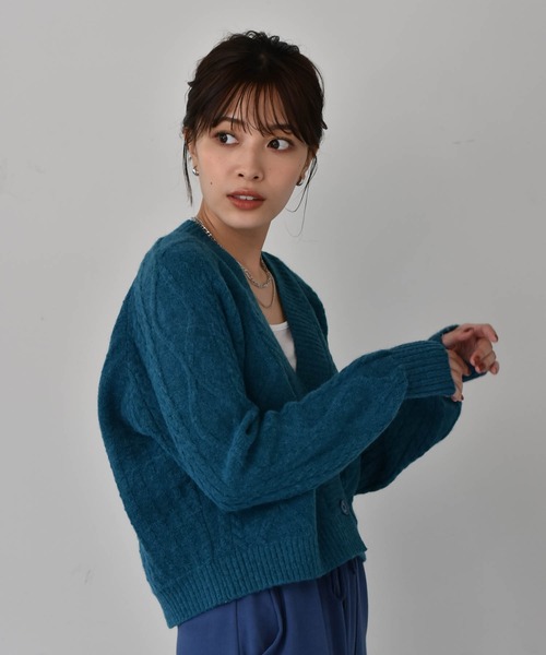 Cheri（シェリ）の「ショート丈ケーブルニットカーディガン（カーディガン/ボレロ・レディース・ベージュ/ブルー・FREE）」の5枚目の写真