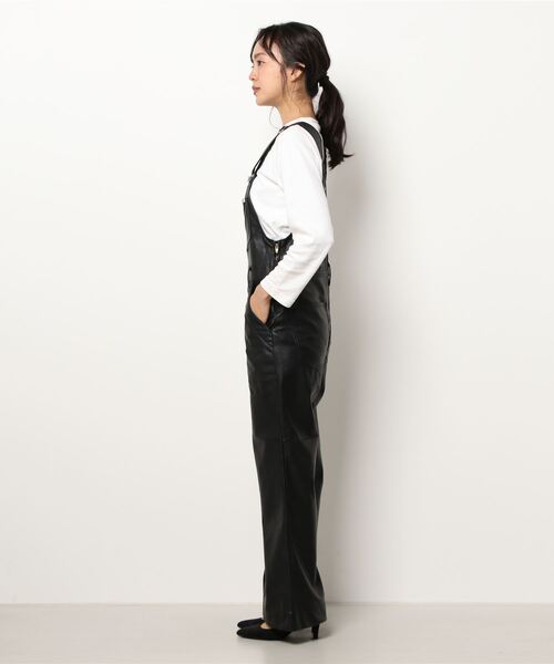 N.（N. Natural Beauty Basic）（エヌエヌナチュラルビューティーベーシック）の「【Ｗｒａｎｇｌｅｒ】フェイクレザーフレアオーバーオール（サロペット/オーバーオール・レディース・ブラック・SMALL）」の3枚目の写真