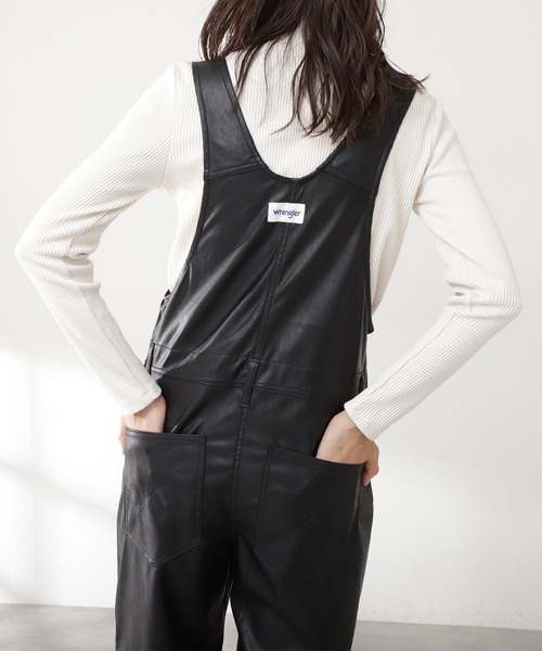N.（N. Natural Beauty Basic）（エヌエヌナチュラルビューティーベーシック）の「【Ｗｒａｎｇｌｅｒ】フェイクレザーフレアオーバーオール（サロペット/オーバーオール・レディース・ブラック・SMALL）」の4枚目の写真