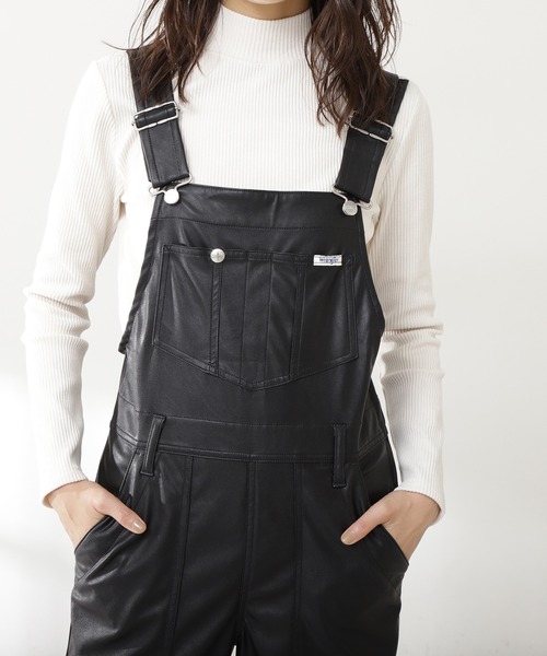 N.（N. Natural Beauty Basic）（エヌエヌナチュラルビューティーベーシック）の「【Ｗｒａｎｇｌｅｒ】フェイクレザーフレアオーバーオール（サロペット/オーバーオール・レディース・ブラック・SMALL）」の5枚目の写真