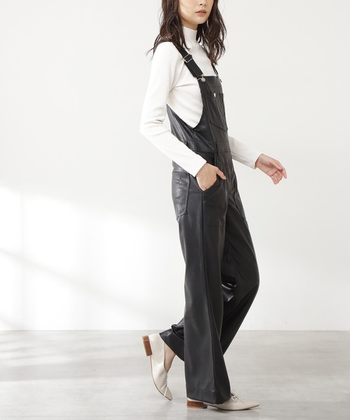 N.（N. Natural Beauty Basic）（エヌエヌナチュラルビューティーベーシック）の「【Ｗｒａｎｇｌｅｒ】フェイクレザーフレアオーバーオール（サロペット/オーバーオール・レディース・ブラック・SMALL）」の7枚目の写真