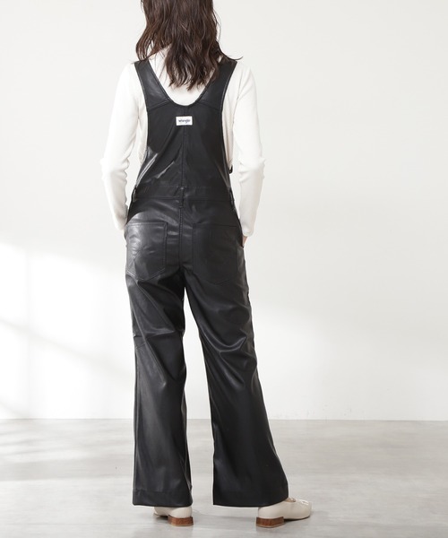 N.（N. Natural Beauty Basic）（エヌエヌナチュラルビューティーベーシック）の「【Ｗｒａｎｇｌｅｒ】フェイクレザーフレアオーバーオール（サロペット/オーバーオール・レディース・ブラック・SMALL）」の6枚目の写真