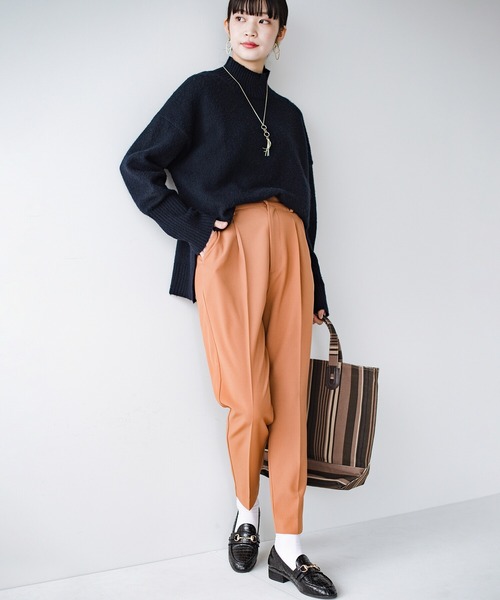 haco!（ハコ）の「重くなりがちなコーデを明るく変身！大人に便利なきれいめテーパードパンツ by que made me（その他パンツ・レディース・オレンジ/グリーン/アイボリー・SMALL/MEDIUM/LARGE/X-LARGE）」の5枚目の写真