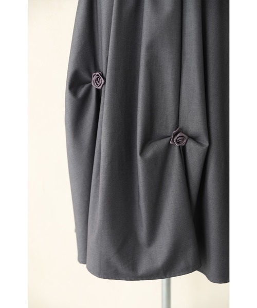 cawaii（カワイイ）の「ふんわりタックシルエットのバラ咲くコクーンミディアムスカート（スカート・レディース・グレー/ブラック・FREE）」の6枚目の写真