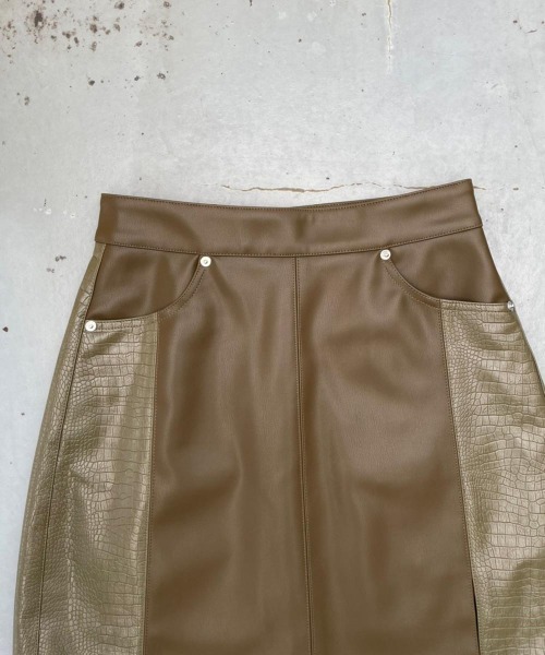 FIG&VIPER（フィグアンドバイパー）の「Fレザー切替スリットミニSK（スカート・レディース・ブラック/カーキ・MEDIUM/SMALL）」の18枚目の写真
