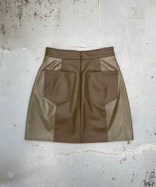 FIG&VIPER（フィグアンドバイパー）の「Fレザー切替スリットミニSK（スカート・レディース・ブラック/カーキ・MEDIUM/SMALL）」の19枚目の写真