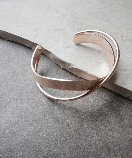 Port（ポート）の「ダブル ライン クロス バングル（バングル/リストバンド・レディース・ゴールド/シルバー/ピンク・FREE）」の2枚目の写真