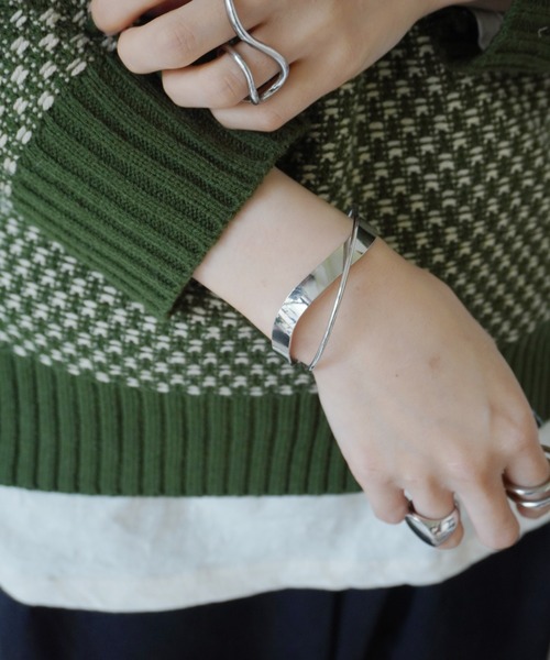 Port（ポート）の「ダブル ライン クロス バングル（バングル/リストバンド・レディース・ゴールド/シルバー/ピンク・FREE）」の3枚目の写真