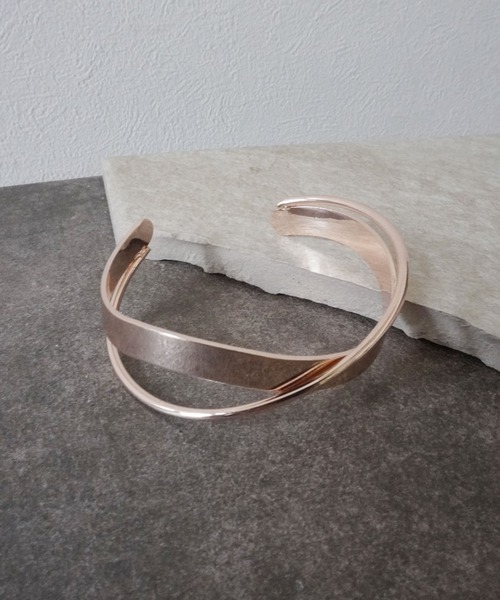 Port（ポート）の「ダブル ライン クロス バングル（バングル/リストバンド・レディース・ゴールド/シルバー/ピンク・FREE）」の5枚目の写真