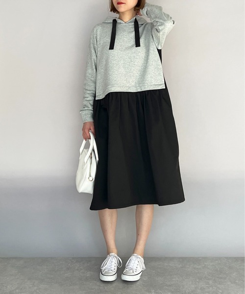 PICCIN（ピッチン）の「バックティアードフード付き裏毛ワンピース（ワンピース・レディース・ライトグレー/ブラック・M）」の9枚目の写真