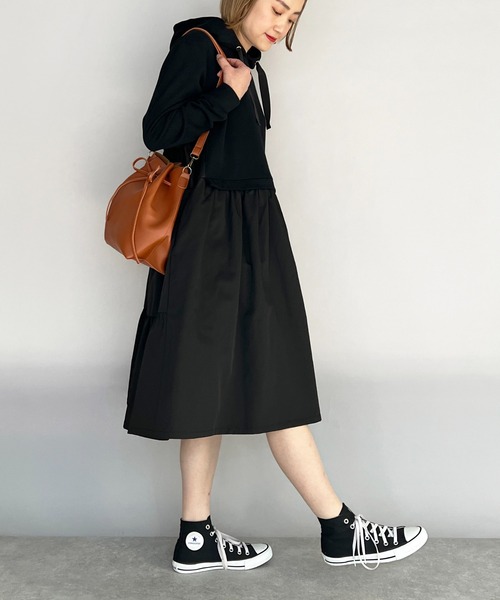 PICCIN（ピッチン）の「バックティアードフード付き裏毛ワンピース（ワンピース・レディース・ライトグレー/ブラック・M）」の7枚目の写真