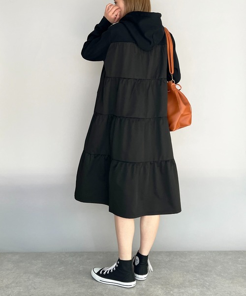 PICCIN（ピッチン）の「バックティアードフード付き裏毛ワンピース（ワンピース・レディース・ライトグレー/ブラック・M）」の4枚目の写真