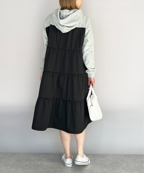 PICCIN（ピッチン）の「バックティアードフード付き裏毛ワンピース（ワンピース・レディース・ライトグレー/ブラック・M）」の6枚目の写真