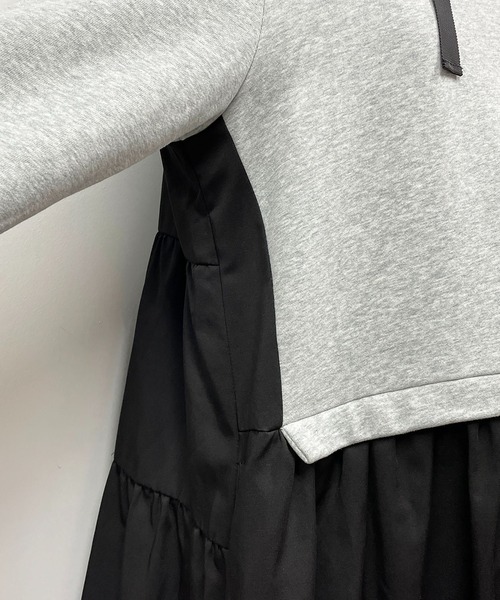 PICCIN（ピッチン）の「バックティアードフード付き裏毛ワンピース（ワンピース・レディース・ライトグレー/ブラック・M）」の5枚目の写真