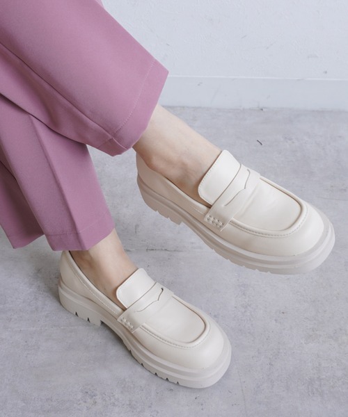 Fabby fabby（ファビィーファビィー）の「タンクソールトラックソールシンプルシューズ（ローファー・レディース・ブラック/オフホワイト・MEDIUM/LARGE/SMALL）」の2枚目の写真