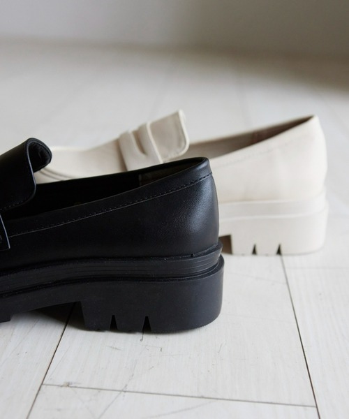 Fabby fabby（ファビィーファビィー）の「タンクソールトラックソールシンプルシューズ（ローファー・レディース・ブラック/オフホワイト・MEDIUM/LARGE/SMALL）」の5枚目の写真
