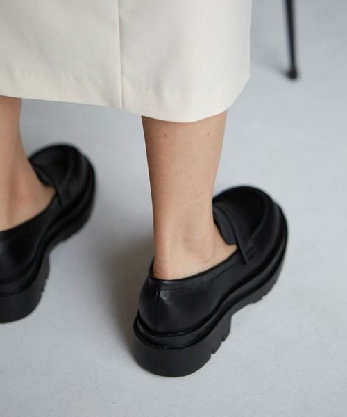 Fabby fabby（ファビィーファビィー）の「タンクソールトラックソールシンプルシューズ（ローファー・レディース・ブラック/オフホワイト・MEDIUM/LARGE/SMALL）」の11枚目の写真