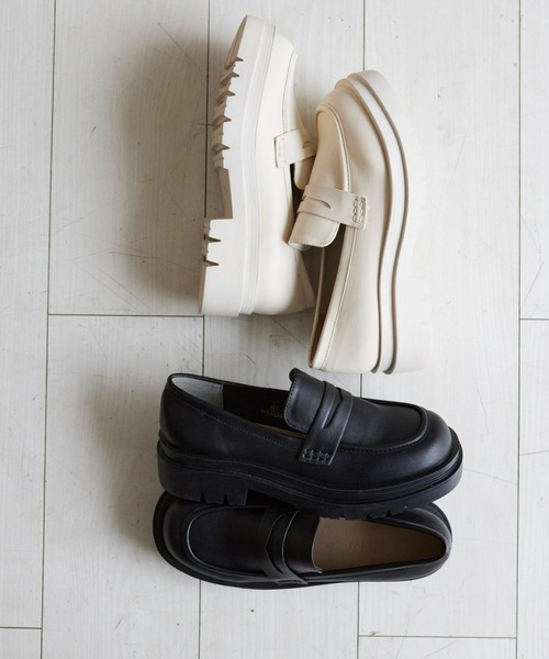 Fabby fabby（ファビィーファビィー）の「タンクソールトラックソールシンプルシューズ（ローファー・レディース・ブラック/オフホワイト・MEDIUM/LARGE/SMALL）」の7枚目の写真