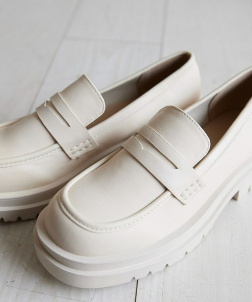 Fabby fabby（ファビィーファビィー）の「タンクソールトラックソールシンプルシューズ（ローファー・レディース・ブラック/オフホワイト・MEDIUM/LARGE/SMALL）」の13枚目の写真