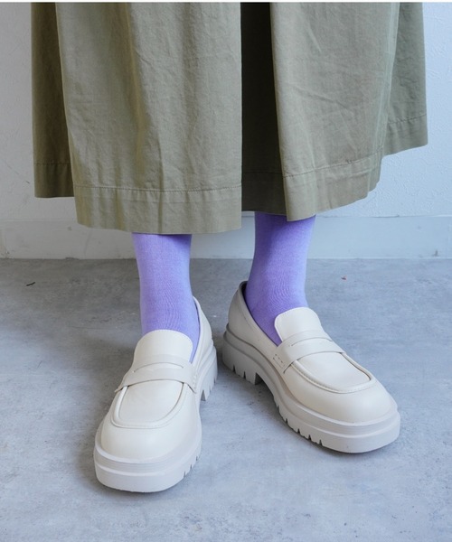 Fabby fabby（ファビィーファビィー）の「タンクソールトラックソールシンプルシューズ（ローファー・レディース・ブラック/オフホワイト・MEDIUM/LARGE/SMALL）」の15枚目の写真