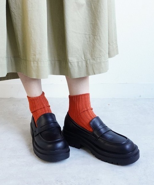 Fabby fabby（ファビィーファビィー）の「タンクソールトラックソールシンプルシューズ（ローファー・レディース・ブラック/オフホワイト・MEDIUM/LARGE/SMALL）」の19枚目の写真