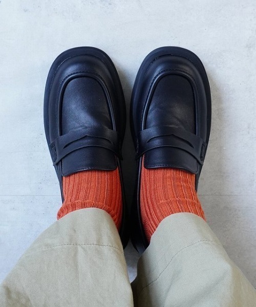 Fabby fabby（ファビィーファビィー）の「タンクソールトラックソールシンプルシューズ（ローファー・レディース・ブラック/オフホワイト・MEDIUM/LARGE/SMALL）」の18枚目の写真