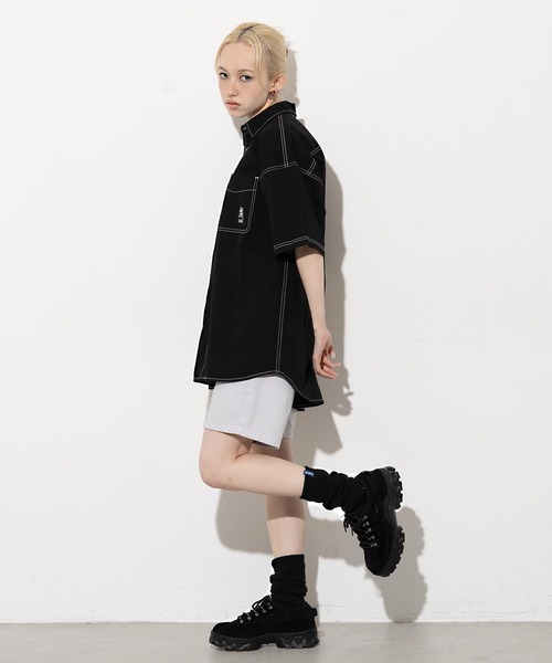 X-girl（エックスガール）の「TWILL FACE EMBROIDERY S/S SHIRT/フェイス刺繍　ツイルシャツ（シャツ/ブラウス・レディース・ライトグレー/ブラック/ピンク・S/M）」の5枚目の写真