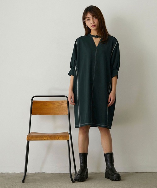179/WG(イチナナキュウダブルジー)の「配色ステッチワンピース(ワンピース・レディース・ベージュ/ブルー/グリーン・MEDIUM)」の2枚目の写真