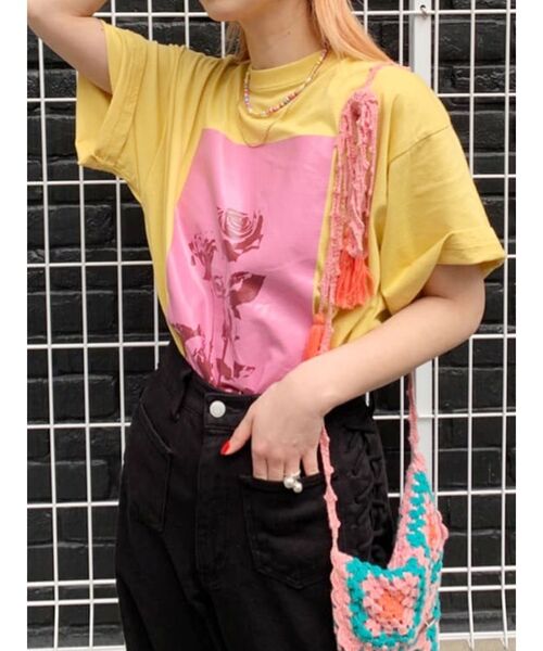 jouetie(ジュエティ)の「ローズフォト BIG Tシャツ(Tシャツ/カットソー・レディース・ブラック/オフホワイト/イエロー・MEDIUM)」の6枚目の写真