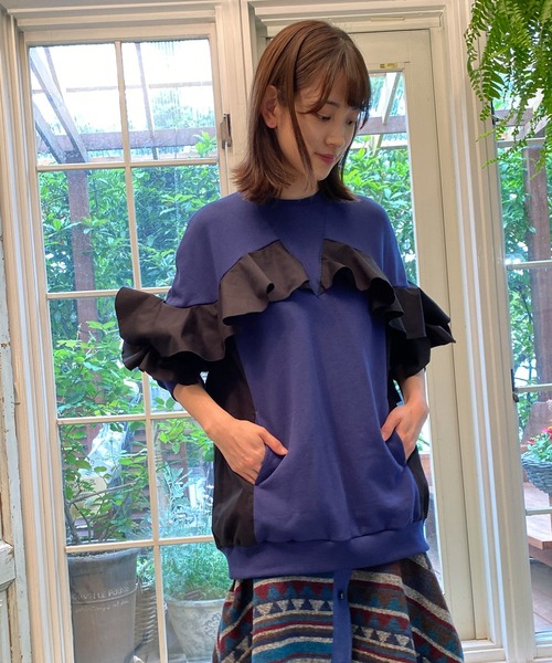 AVIE(アビィ)の「フリルデザインスウェット(スウェット・レディース・ネイビー/オートミール・38)」の8枚目の写真