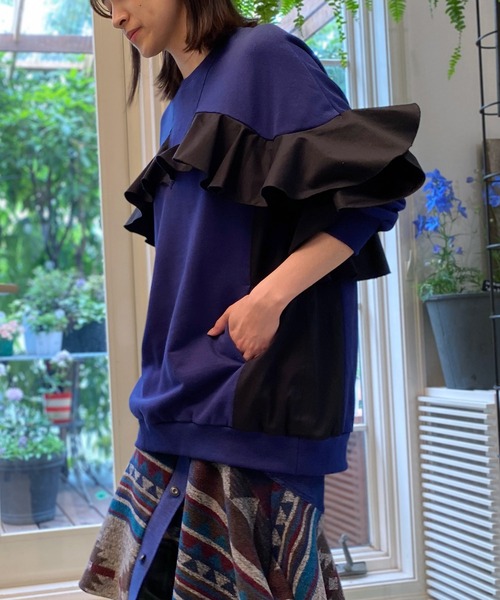 AVIE(アビィ)の「フリルデザインスウェット(スウェット・レディース・ネイビー/オートミール・38)」の11枚目の写真