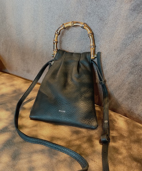 Beau're(ヴュレ)の「BEAURE ヴュレ カウレザー バンブー ハンドル ミニ巾着 ショルダー(ショルダーバッグ・レディース・オレンジ/パープル/ベージュ/ブラック/オリーブ・FREE)」の2枚目の写真