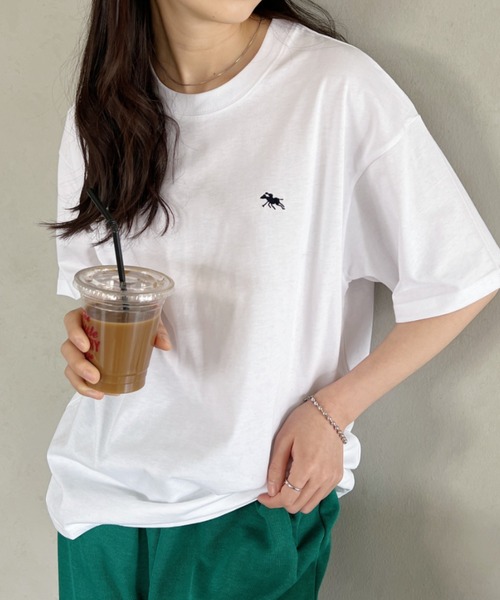 POLOCHAMPS(ポロチャンプス)の「【POLOCHAMPS/ポロチャンプス】 別注 ワンポイント刺繍 クルーネック半袖Tシャツ オーバーサイズ(Tシャツ/カットソー・レディース・ダークグリーン/ブラック/ネイビー/ベージュ/ホワイト/ライトグレー・M/L/XL)」の2枚目の写真