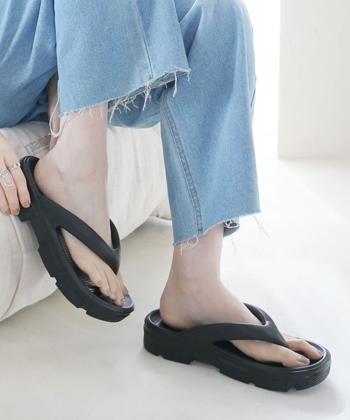 AmiAmi(アミアミ)の「軽量リカバリートングサンダル/ビーチサンダル(サンダル・レディース・ブラック/ホワイト・35/36/37/38/39/40)」の1枚目の写真