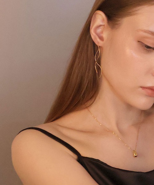 CEMONEMO(セモネモ)の「【金属アレルギー対応】 ダブルウェーブ ロングピアス / silver925(ピアス(両耳用)・レディース・シルバー/ゴールド・FREE)」の9枚目の写真