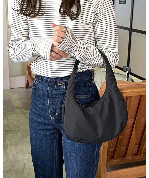 LE MORE（リモア）の「ナイロンラウンドミニバッグ（ハンドバッグ・レディース・ブラック/アイボリー・FREE）」の2枚目の写真