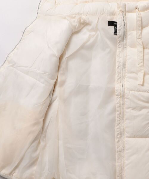 FOREVER 21(フォーエバー トゥエンティーワン)の「ナイロン中綿ベスト(ダウンベスト・レディース・オフホワイト・LARGE/MEDIUM/SMALL)」の5枚目の写真