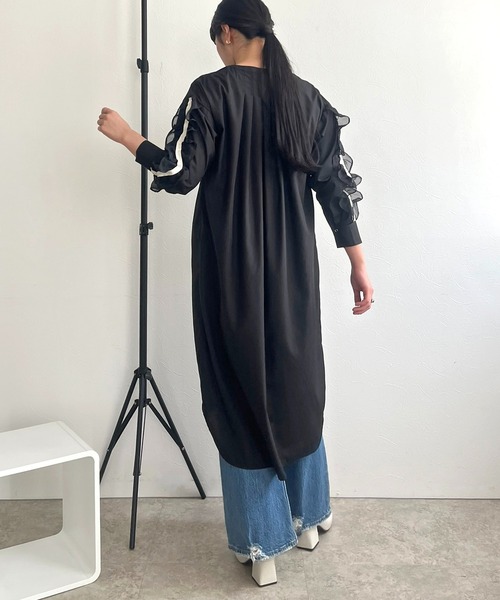 LHELBIE(レルビエ)の「フリルスリーブシャツワンピ(シャツワンピース・レディース・オフホワイト/ブラック・M)」の4枚目の写真