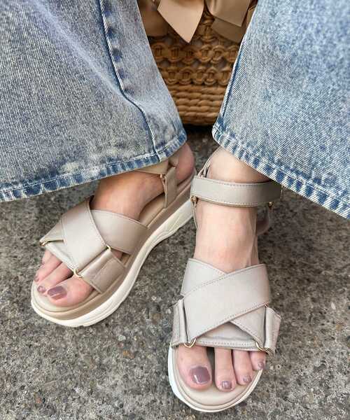 MAJESTIC LEGON（マジェスティックレゴン）の「クロスボリュームスポサン（サンダル・レディース・ベージュ/ブラック/オフホワイト・MEDIUM/LARGE）」の5枚目の写真