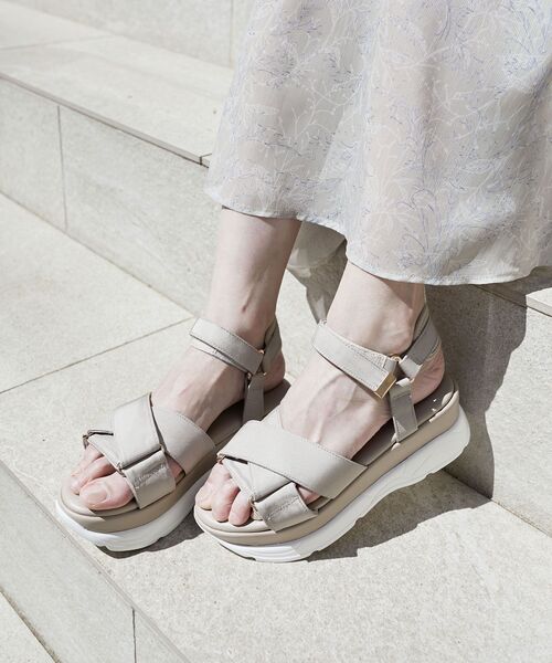 MAJESTIC LEGON（マジェスティックレゴン）の「クロスボリュームスポサン（サンダル・レディース・ベージュ/ブラック/オフホワイト・MEDIUM/LARGE）」の7枚目の写真