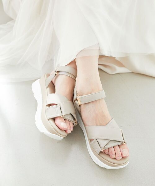 MAJESTIC LEGON（マジェスティックレゴン）の「クロスボリュームスポサン（サンダル・レディース・ベージュ/ブラック/オフホワイト・MEDIUM/LARGE）」の10枚目の写真