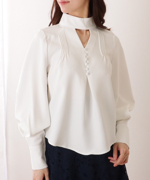 Lace Ladies(レースレディース)の「Vネック風 カットアウト ピンタック ディープカフス ブラウス(シャツ/ブラウス・レディース・ホワイト/ネイビー/ブラック/アイボリー・S/FREE)」の2枚目の写真