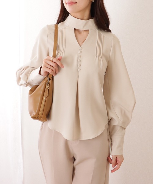 Lace Ladies(レースレディース)の「Vネック風 カットアウト ピンタック ディープカフス ブラウス(シャツ/ブラウス・レディース・ホワイト/ネイビー/ブラック/アイボリー・S/FREE)」の3枚目の写真