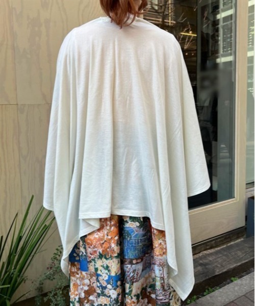 axes femme（アクシーズファム）の「バラ釦付ＵＶイレヘムポンチョ（ストール/ショール・レディース・ブラック/グレイッシュベージュ/キナリ・FREE）」の10枚目の写真