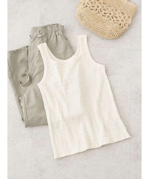 earth music&ecology（アースミュージックアンドエコロジー）の「シャーリングタンクトップ（インナーウェア/肌着・レディース・オフホワイト/ブラック/サックスブルー/ピンク/ベージュ・S/M）」の6枚目の写真